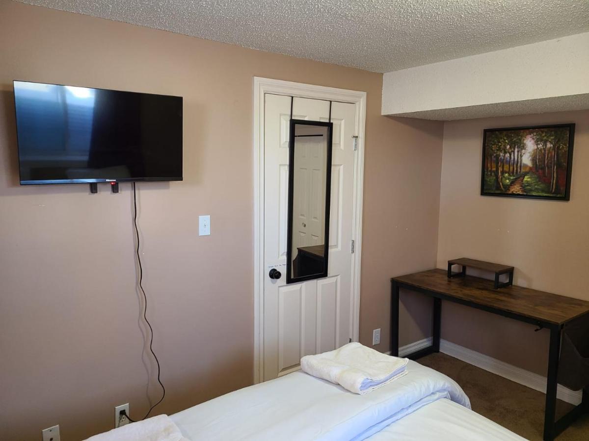 Cozy Home With Comfortable Beds And Fully Equipped Kitchen 15 Mins Drive From Airport, Downtown, Sait And U Of C And 80 Min Drive To Banff Calgary Zewnętrze zdjęcie